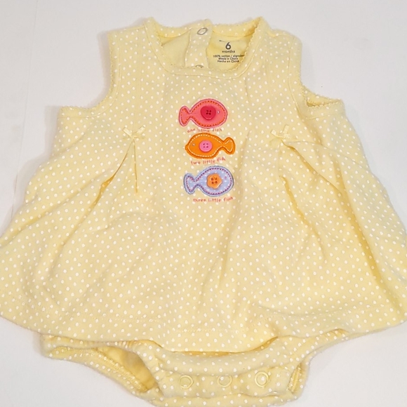 Carter's Bundle of 6 months Onesies - Picture 6 of 7